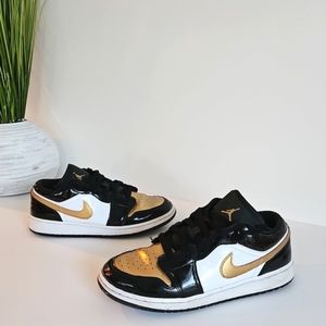Nike Kids/Women size 8 Sneakers Black Gold White